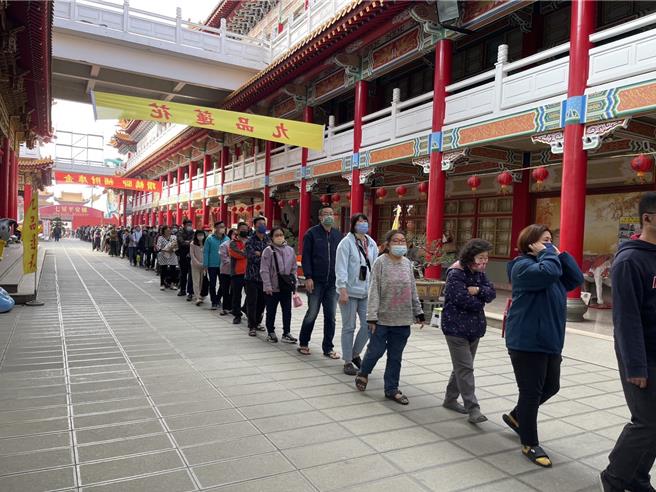 台南市正统鹿耳门圣母庙17日免费发送700个春牛香包，现场民眾大排长龙索取。（读者提供／程炳璋台南传真）
