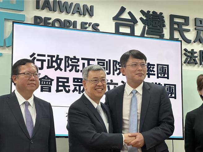 行政院长陈建仁与行政院副院长郑文灿等首长今天上午拜会民眾党团。（杨亚璇摄）