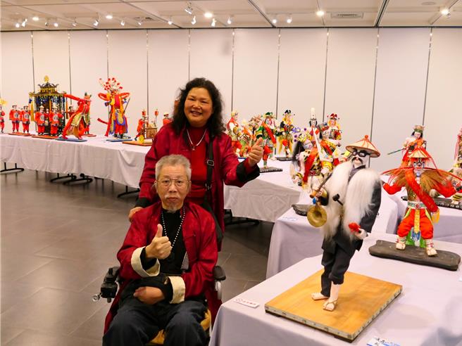 雲林縣北港鎮工藝師蔡爾容（前）以「脫胎換骨」古老工法製作紙塑神像，可顯示其筋、肉、骨、皮，17日在北港文化中心舉辦「蔡爾容1甲子紙塑工藝展－媽祖繞境陣頭出巡」特展，記錄媽祖繞境情景與各種陣頭特色。（張朝欣攝）