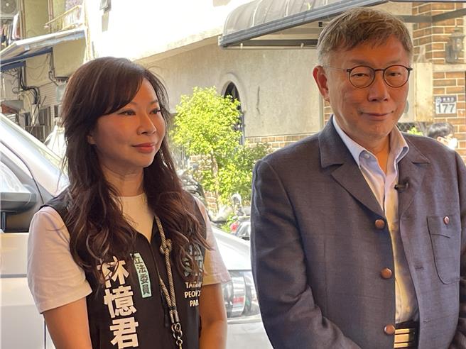 民眾党主席柯文哲（右）今到花莲出席不分区立委林忆君（左）花莲服务处揭牌，提到国会蓝绿合作议题。（王志伟摄）