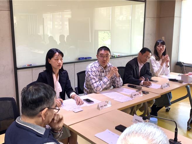 基隆市長謝國樑（左二）17日與多位教練及選手座談。謝國樑表示，市府將持續推動體育班以及改善選手訓練環境，目前少子化情形嚴重，應思考未來各學校訓練轉型精緻化。（徐佑昇攝）