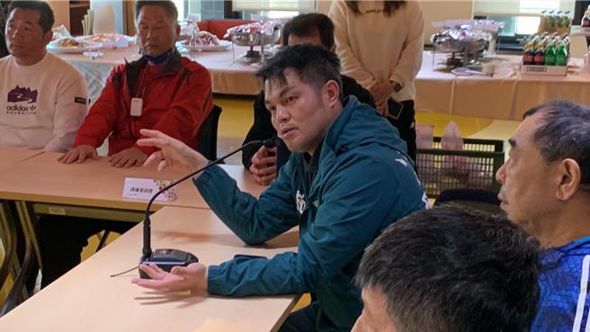 民進黨市議員施偉政表示，希望能透過兼職、鐘點等方式聘請，讓退役選手能擔任教練，繼續發揮所長。（徐佑昇攝）