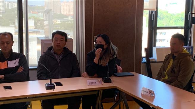 射箭選手劉晉宇（右二）則表示，目前射箭訓練場地不足，全基隆只有兩所學校的校舍頂樓可以使用，希望市長可協助讓各單項運動的場館達到一定水平，提供選手合適、安全的訓練場所。（徐佑昇攝）