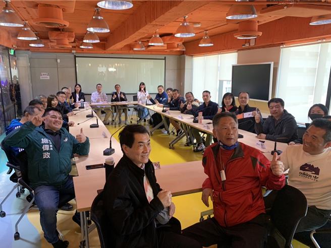 基隆市長謝國樑（最前排左二）17日與多位教練及選手座談。謝國樑表示，市府將持續推動體育班以及改善選手訓練環境，目前少子化情形嚴重，應思考未來各學校訓練轉型精緻化。（徐佑昇攝）