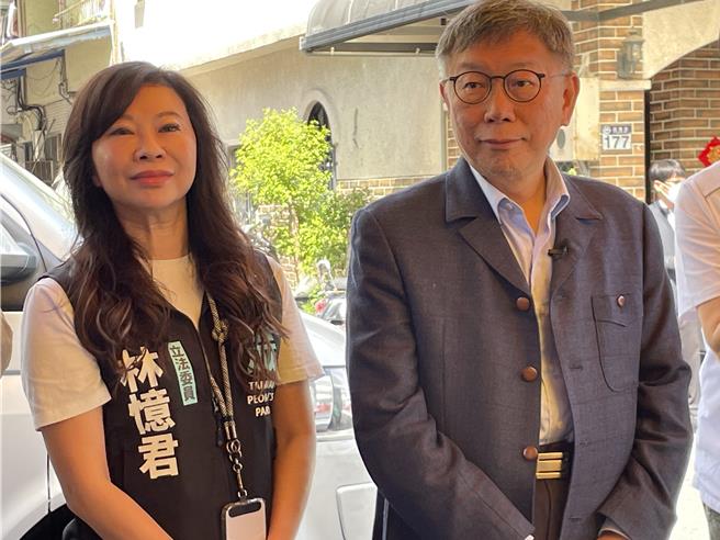 民眾党主席柯文哲（右）今到花莲出席不分区立委林忆君（左）花莲服务处揭牌，柯文哲说民眾党积极布局，不只蓝营，「我们全都要挖」。（王志伟摄）