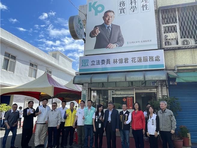 民眾党主席柯文哲（右）今到花莲出席不分区立委林忆君（左）花莲服务处揭牌，要深耕东部。（王志伟摄）