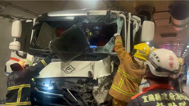 苏花改东澳隧道北上段发生连环车祸，造成3人受伤，图为救护人员以破坏器材救出受困的砂石车驾驶画面。（宜兰县消防局提供／李忠一宜兰传真）