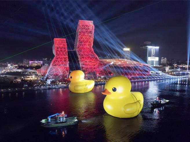 高雄黄色小鸭展期剩下8天，一名网友好奇值得去吗？去过的网友都大推，表示搭配一旁市集可以逛很久。（高市观光局提供）