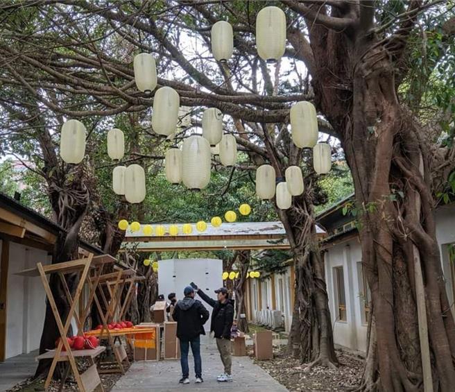 「2024桃园灯会」2月21日至3月3日登场，因两个展区周边停车空间有限，主办单位规划红、蓝2线接驳车路线，为鼓励民眾多利用接驳服务，观旅局特别推出限量版「春桃共荣」小提灯，限定放给搭乘接驳车的赏灯民眾，还有机会抽中黄金，鼓励民眾多加利用，以期降低展区周边交通负荷。（赖佑维摄）