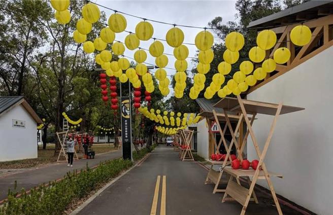 「2024桃园灯会」2月21日至3月3日登场，因两个展区周边停车空间有限，主办单位规划红、蓝2线接驳车路线，为鼓励民眾多利用接驳服务，观旅局特别推出限量版「春桃共荣」小提灯，限定放给搭乘接驳车的赏灯民眾，还有机会抽中黄金，鼓励民眾多加利用，以期降低展区周边交通负荷。（赖佑维摄）