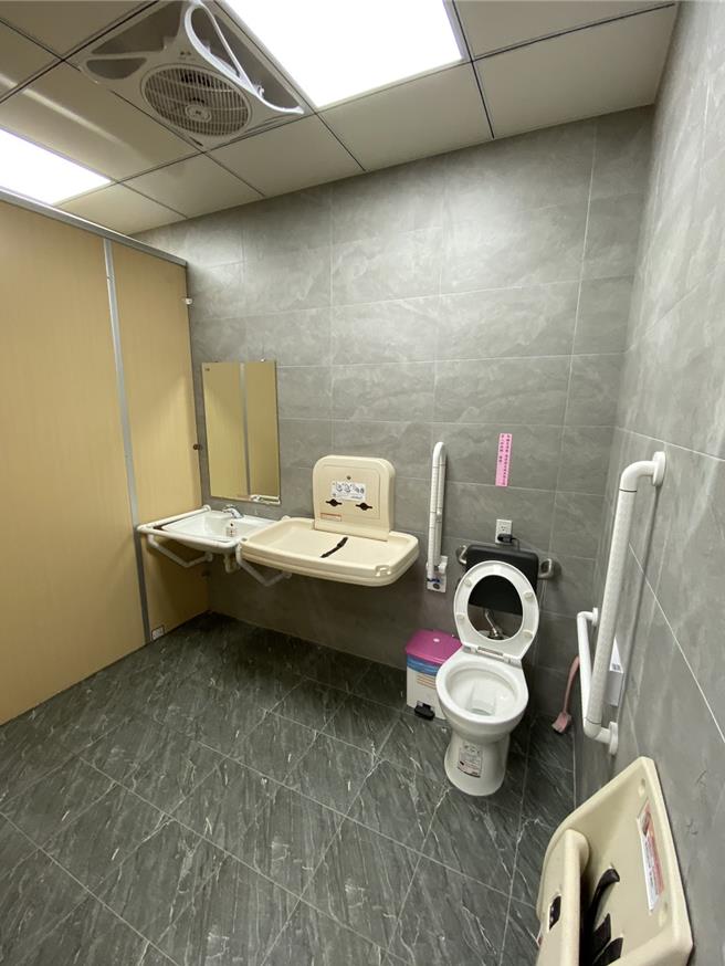 新興市民活動中心親子無障礙廁間。（板橋區公所提供）