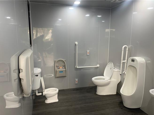 大漢橋下遊戲場親子無障礙廁所。（板橋區公所提供）