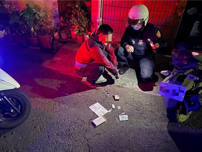 高雄市大樹區警方日前晚間一名騎士黃姓男子機車尾燈損壞故障仍於夜間行駛上路，仁武分局九曲派出所巡邏員警上前提醒，員警見黃男神情緊張且搖頭晃腦，見口袋露出可疑夾鏈袋察覺有異，查獲毒品安非他命。（翻攝照片／林瑞益高雄傳真）