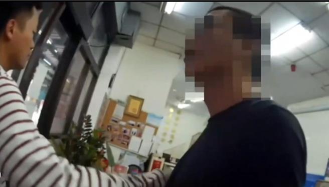 楠梓警分局於春節期間偵辦一件機車肇事逃逸案件，逮補肇事者33歲何男，他身揹4條通緝案。（翻攝照片／林瑞益高雄傳真）