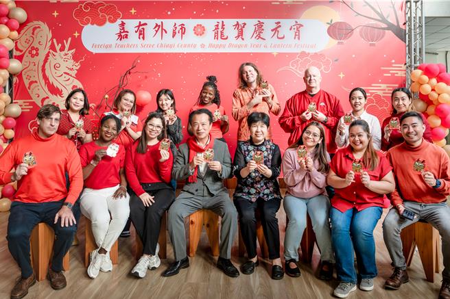 嘉义县长翁章梁带领外师体验庆元宵，送红包祝贺外师过新年。（嘉义县政府提供／廖素慧嘉县传真）