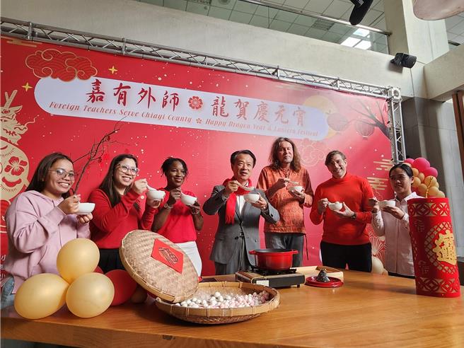 嘉义县长翁章梁带领外师吃元宵汤圆，感受过节气氛。（嘉义县政府提供／廖素慧嘉县传真）