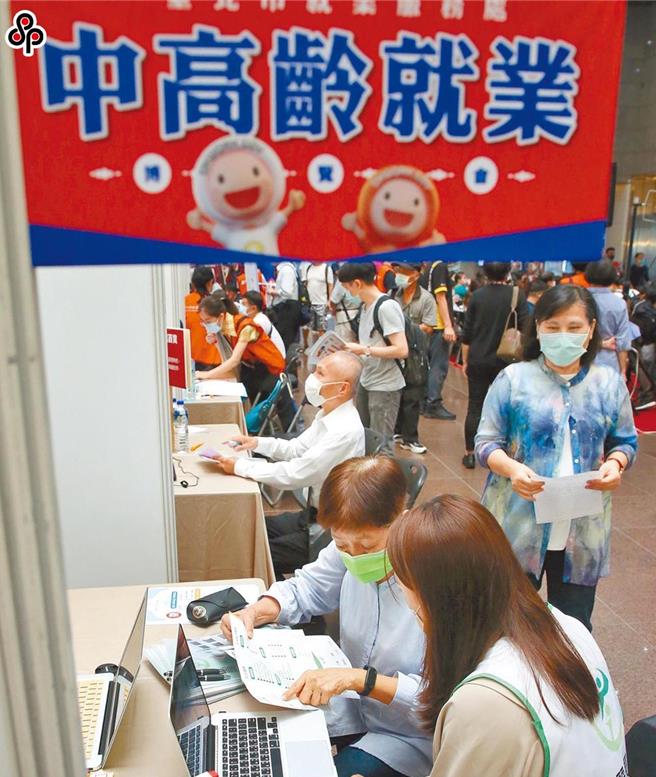 為提升壯世代勞動參與，勞動部今天發布「55Plus壯世代就業促進措施」。（報系資料照）