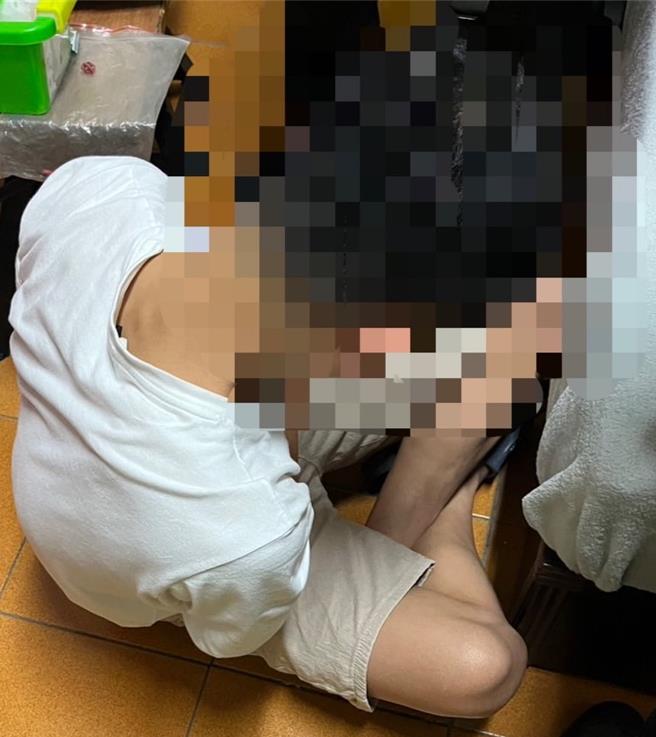 警方鎖定陳行蹤後，於2月16日晚間在台中市東區公寓大樓內，將陳逮捕歸案，並起獲毒品安非他命25包（37.78公克）及偽造號牌。（國道公路警察局提供／張妍溱台中傳真）