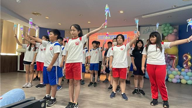 凤林国小校长唐伟成决定于3月30日，邀集凤林国中、凤鸣国小共同举办代表大林蒲海洋的音乐会「海潮 音」。（高市凤林国中提供／杨舒婷高雄传真）