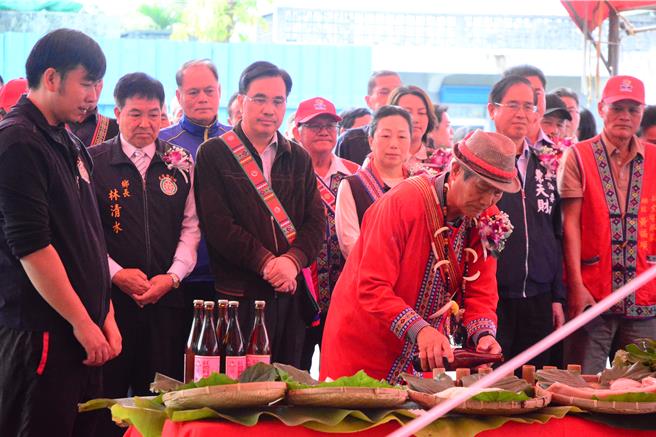 太巴塱部落之心開工前，太巴塱部落之心動土典禮，由頭目楊德成與地方各界祈禱祭拜。（王志偉攝）