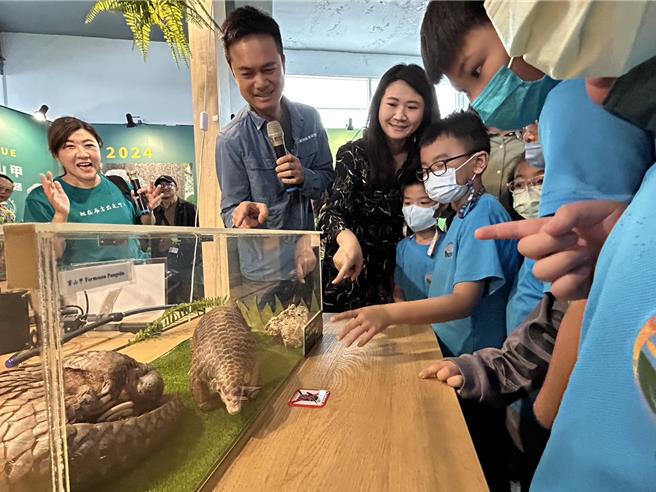 每年2月的第3個周六是世界穿山甲日，屏縣府邀請穿山甲專家孫敬閔在智慧農業學校推出穿山甲保育特展。（謝佳潾攝） 