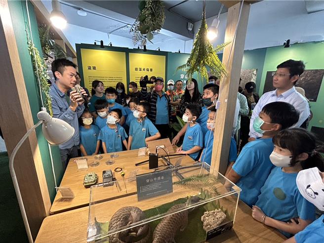 每年2月的第3個周六是世界穿山甲日，屏縣府邀請穿山甲專家孫敬閔在智慧農業學校推出穿山甲保育特展。（謝佳潾攝） 