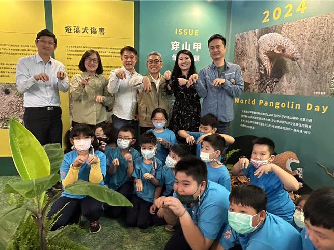 每年2月的第3個周六是世界穿山甲日，屏縣府邀請穿山甲專家孫敬閔在智慧農業學校推出穿山甲保育特展。（謝佳潾攝）