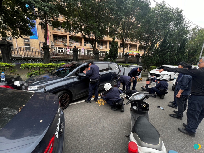 警方10多名優勢警力強勢將3名惡煞壓制在地，搜出長棍、辣椒水、摺疊刀及大聲公等「討債神器」，通通被帶回警局偵辦。（圖／警方提供）