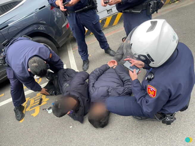 警方10多名優勢警力強勢將3名惡煞壓制在地，搜出長棍、辣椒水、摺疊刀及大聲公等「討債神器」，通通被帶回警局偵辦。（圖／警方提供）