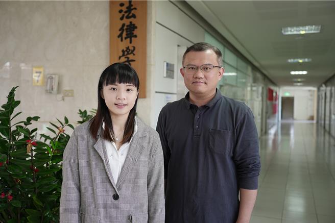 中兴大学法律系硕三生柳敏嘉（左），歷经3年努力，今年通过高考三等、调查局特考、律师高考与司法官考试，创下该系近年在校生参与国考最佳成绩，特别感谢一路指导的兴大法律系主任陈信安（右）（中兴大学提供／王煌忠台中传真）