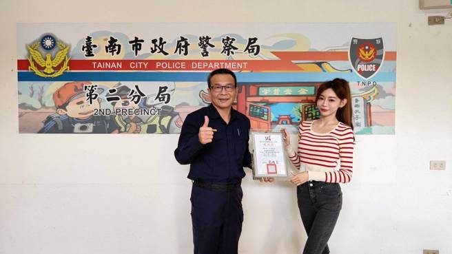 网红长濑昆妮17日到台南市警2分局为警方拍摄反诈影片，结束后获赠感谢状。（程炳璋摄）