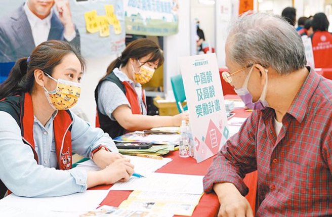 劳动部促进中高龄劳工重返职场。（本报资料照片）