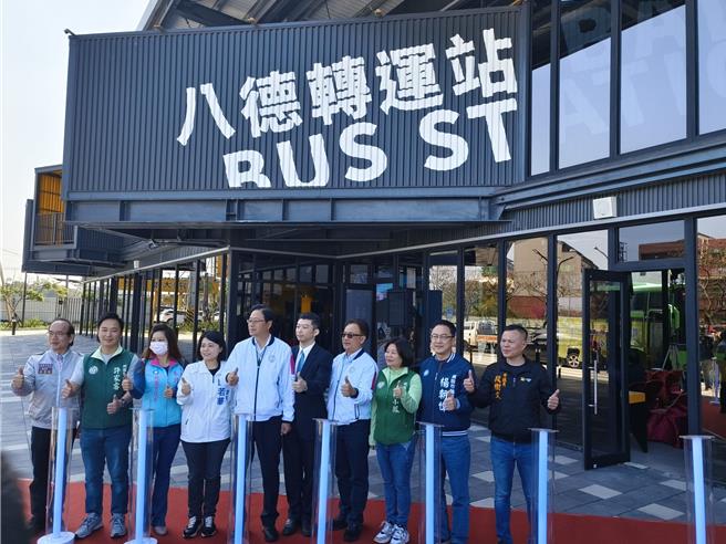 桃园市八德转运站17日举办启用典礼，19日正式启用，目前共有713、715、717、716共4条往返捷运永寧站的国道客运路线行驶。（赖佑维摄）