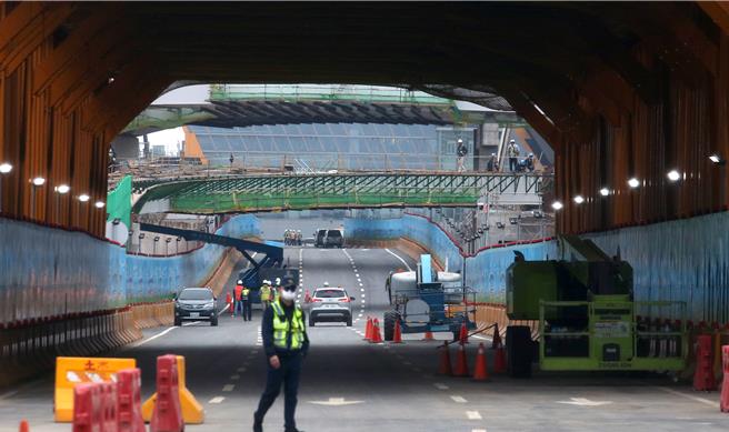 由于旅运成长及配合第三航厦工程进度，桃园机场航站北路自20日起恢復全线通车。（范扬光摄）