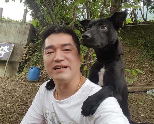 深夜瓦斯管線外露釀火災，周先生淚謝愛犬救一命。(周偉提供)