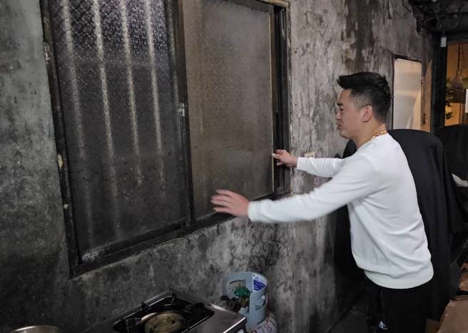 去年2月19號，周先生家中廚房瓦斯管線外露釀火災。(游定剛拍攝)