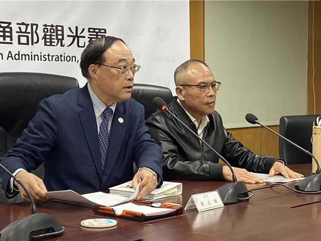 觀光署長周永暉（左）與旅行業品質保障協會理事長張永成（右）向外界說明美加旅行社（年代旅遊）事件後續調查。（陳祐誠攝）