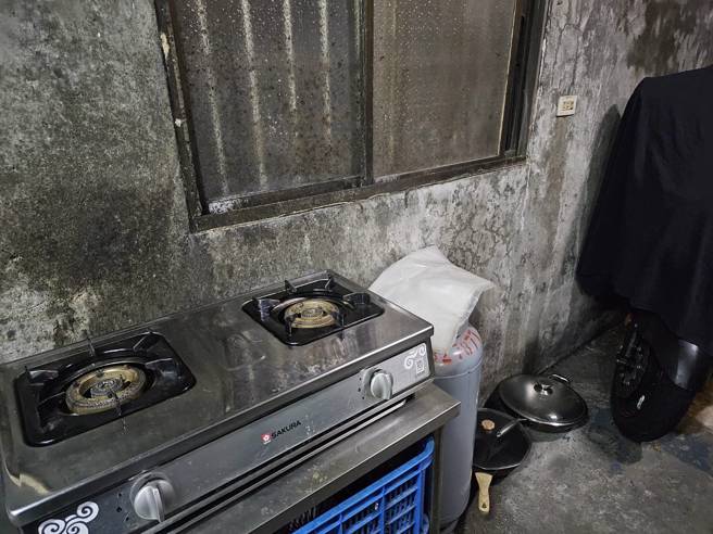 周先生家中廚房至今留有燒焦痕跡。(游定剛拍攝)