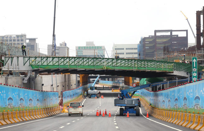 由于旅运成长及配合第三航厦工程进度，桃园机场航站北路自20日起恢復全线通车。（范扬光摄）