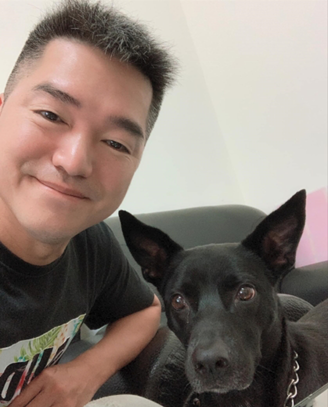 周先生說會好好照顧黑皮的餘生。(游定剛拍攝)