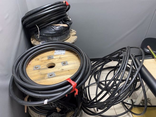 33歲陳姓犯嫌，以破壞工務所牆壁方式侵入竊盜電纜線等財物。（圖／警方提供）