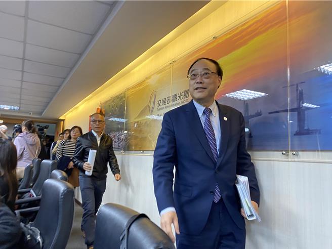 觀光署長周永暉（右）表示，已先針對美加旅行社開罰81萬元。（陳祐誠攝）