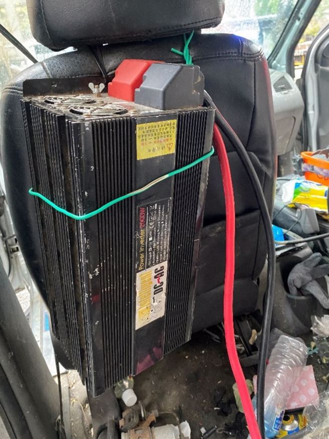 33歲陳姓犯嫌，自行改裝車輛電源，以破壞工務所牆壁方式侵入竊盜電纜線等財物。（圖／警方提供）