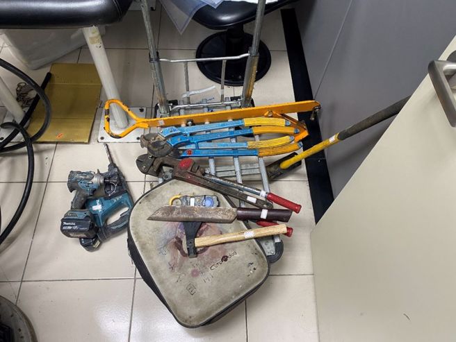 33歲陳姓犯嫌，自行改裝車輛電源，以破壞工務所牆壁方式侵入竊盜電纜線等財物。（圖／警方提供）