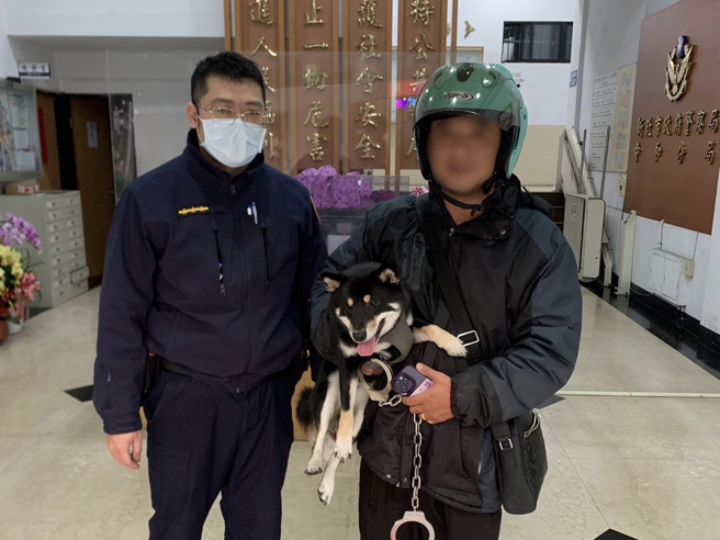 新北市中和日前11时许，有热心民眾带着一只黑色柴犬至中和警备队，称狗狗走失了需要协助，狗狗重返主人的怀抱。（图／警方提供）
