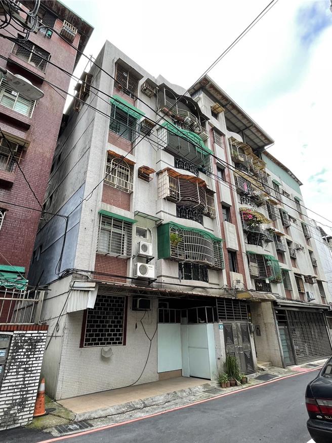 新店區五峰路海砂屋自力都更案現況。（新北市都市更新處提供）