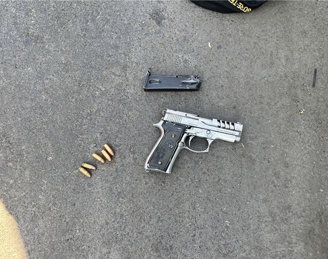 警方起獲槍枝、毒品。（警方提供）