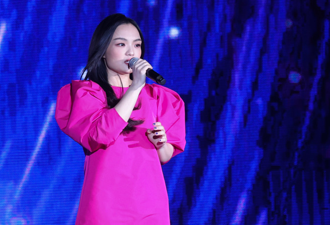 藝人周子瑜昨日翻唱徐佳瑩的熱門歌曲〈你敢不敢〉並祝福歌迷們情人節快樂，而徐佳瑩也留言做出回應。（圖／本報系資料照）