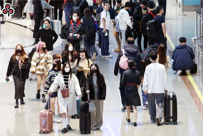 国民党立委翁晓玲17日抨击，当年观光局发布的「禁团令」竟然只是配合中央疫情指挥中心办理的通知，呼吁政府不要刁难旅游业者。在桃园机场出境管制区内，旅客正前往登机门。（范扬光摄）