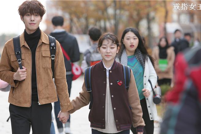 安孝燮在《戒指女王》中，与金瑟琪展开的一段奇幻爱情故事。（八大电视提供）